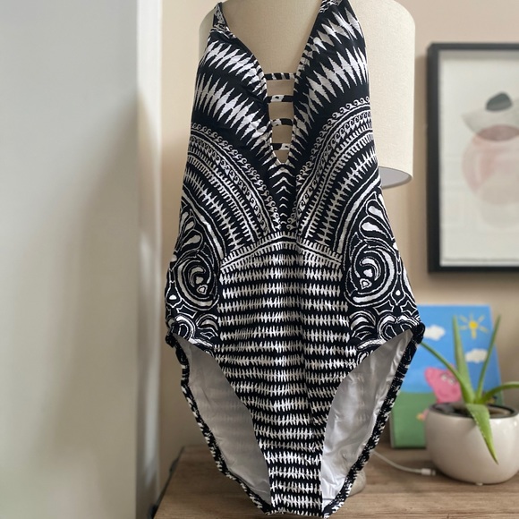 ✨LAST ONE✨ La Blanca Maori One-Piece Swimsuit - Picture 5 of 11